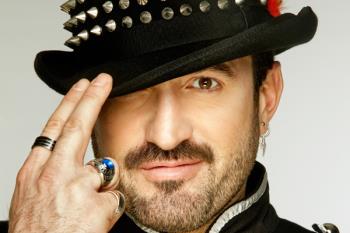 Hablamos con Álex O’Doguerty sobre su último disco, ‘Muévete’, que se presenta, junto a su banda ‘La Bizarrería’, el viernes 1 de junio en el The Green Irish Pub de Alcalá 