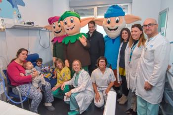 Los protagonistas de las Mágicas Navidades han regalo sonrisas y juguetes a los niños hospitalizados