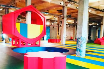Un colorido y espectacular parque infantil de entrada libre, se ha instalado en una de las naves del Matadero de Legazpi