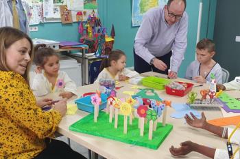 Los peques elaboran estas varitas y las hacen llegar a otros pacientes para romper el aislamiento