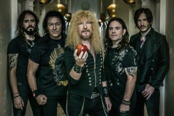 ‘Medina Azahara’ sonará en nuestras Fiestas el 21 de septiembre, y en SoydeVillaviciosa hemos querido charlar con su vocalista, Manuel Martínez, sobre la esperada visita